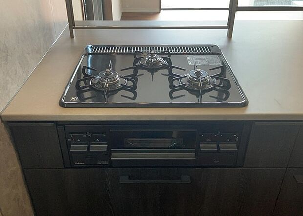 【キッチンコンロ】キッチンコンロは、料理の質を大きく左右する重要な設備です。火力調整のしやすさ、グリル機能の有無、安全装置の充実度など、選ぶポイントがたくさんあります。特に、IHクッキングヒーターは、お手入れのしやすさや安全性が高く、近年人気が高まっています。