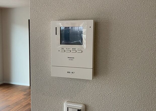 【ＴＶモニター付きインターホン】TVモニター付きインターホンは、来訪者の顔を確認できるだけでなく、音声でやり取りすることもできるため、セキュリティ面で安心できる設備です。モニター画面が大きく見やすいもの、夜間でも来訪者をしっかりと確認できるものなど、機能性を重視したいところです。