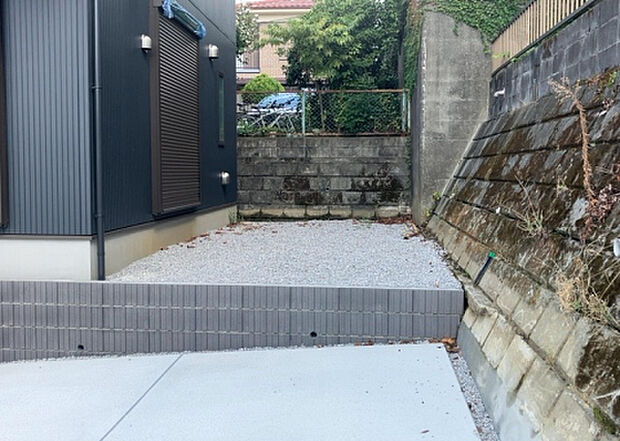 【庭】庭があることでガーデニングや家庭菜園はもちろん、こどもの遊び場やペットを放して遊ぶことができます。また、家の周囲に余裕があるということです。隣地との間があれば、十分な日当たりと、風通しが確保できます。