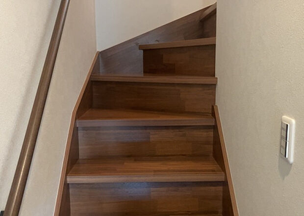 【内装】建物の上下階の通路である階段は、その位置によって動線や室内の印象が大きく左右されます。手摺にも重要な役割があり、転倒の防止・歩行や動作を円滑にして日常生活を支えることを主な目的として設置されています。