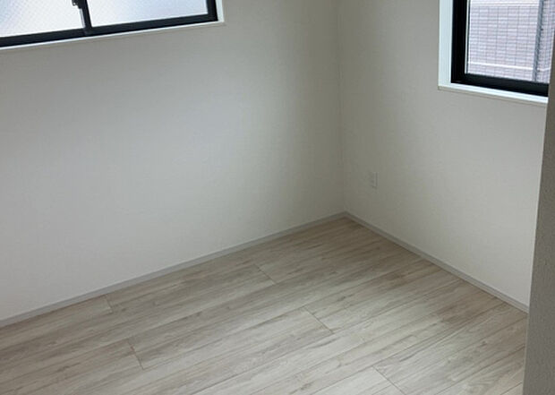 【洋室】洋室のメリットは重い家具が置きやすく、身の回りが整理しやすいことです。 床がフローリングのため畳とは異なり凹みにくいです。 クローゼットなど収納が豊富で、普段使わない旅行カバンや服の整頓も簡単にです。