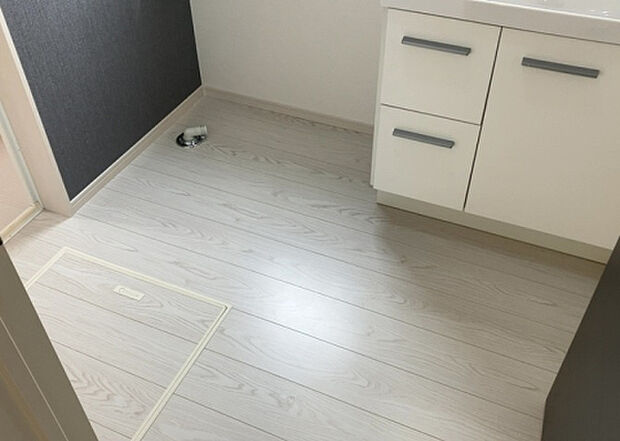 【脱衣場】多くの戸建て住宅で見かける洗面脱衣所は、洗面台と洗濯機が2畳ほどのスペースに並べられていて、洗面所が脱衣所を兼ね備えている間取りが一般的です。お客様が利用することもある、パブリックな空間でもあります。