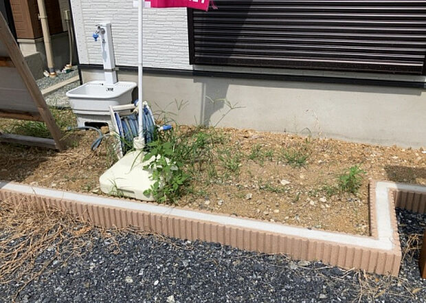 【庭】庭があることでガーデニングや家庭菜園はもちろん、こどもの遊び場やペットを放して遊ぶことができます。また、家の周囲に余裕があるということです。隣地との間があれば、十分な日当たりと、風通しが確保できます。