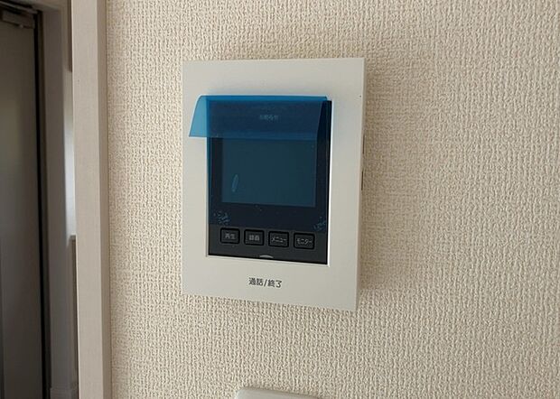 【ＴＶモニター付きインターホン】TVモニター付きインターホンは、来訪者の顔を確認できるだけでなく、音声でやり取りすることもできるため、セキュリティ面で安心できる設備です。モニター画面が大きく見やすいもの、夜間でも来訪者をしっかりと確認できるものなど、機能性を重視したいところです。