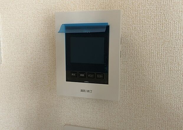 【ＴＶモニター付きインターホン】TVモニター付きインターホンは、来訪者の顔を確認できるだけでなく、音声でやり取りすることもできるため、セキュリティ面で安心できる設備です。モニター画面が大きく見やすいもの、夜間でも来訪者をしっかりと確認できるものなど、機能性を重視したいところです。