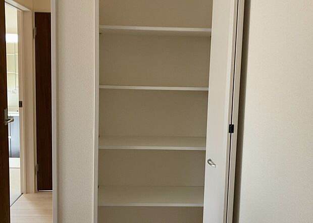 【キッチン床下収納】キッチン床下収納は、調理器具や食器などをスッキリと収納できる便利なスペースです。収納量が多いもの、引き出しがスムーズに開閉するものなど、使い勝手の良いものを選ぶことが大切です。また、湿気がこもりやすい場所なので、通気性の良いものを選ぶこともおすすめです。