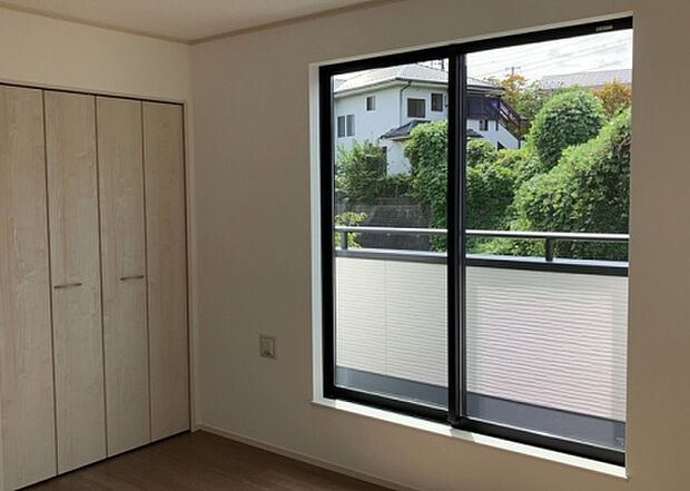 【洋室】洋室のメリットは重い家具が置きやすく、身の回りが整理しやすいことです。 床がフローリングのため畳とは異なり凹みにくいです。 クローゼットなど収納が豊富で、普段使わない旅行カバンや服の整頓も簡単にです。