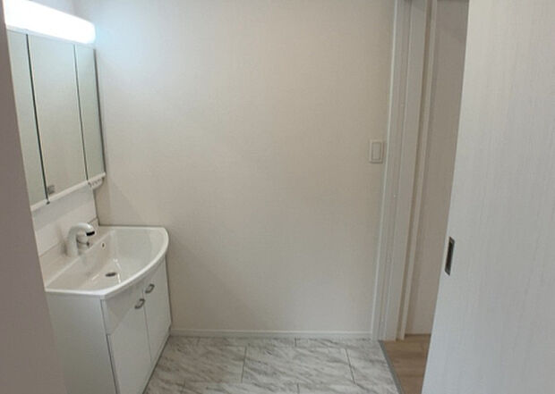 【脱衣場】多くの戸建て住宅で見かける洗面脱衣所は、洗面台と洗濯機が2畳ほどのスペースに並べられていて、洗面所が脱衣所を兼ね備えている間取りが一般的です。お客様が利用することもある、パブリックな空間でもあります。