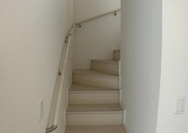 【内装】建物の上下階の通路である階段は、その位置によって動線や室内の印象が大きく左右されます。手摺にも重要な役割があり、転倒の防止・歩行や動作を円滑にして日常生活を支えることを主な目的として設置されています。