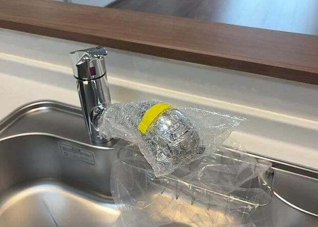 【キッチン水栓】キッチン水栓は、毎日必ず使うものだからこそ、使いやすさが重要です。シャワーヘッドの切り替えがスムーズか、吐水量が調節できるか、水しぶきが飛び散りにくい構造か、浄水機能が付いているかなど、日々の家事を快適にするための機能が数多くあります。また、デザインも多種多様なので、キッチン全体の雰囲気に合わせたものを選ぶことができます。