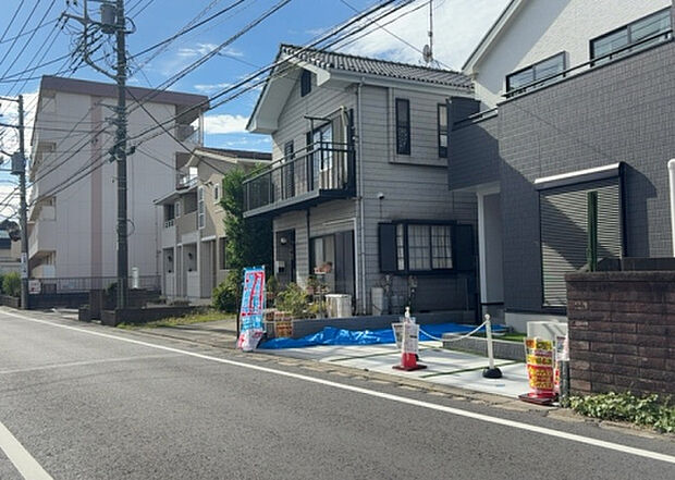 【前面道路含む現地写真_2】お持ちの車種によっては前面道路が広い方が便利でしょう。しかし、前面道路が広ければその分交通量が多くなるため、騒音などが気になる場合があります。実際に現地を見学し、周辺交通量や騒音などを確認しましょう!