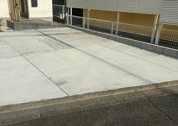 【駐車場】駐車場と明記されていても、最小スペースでつくられた駐車場だと大型車は駐車できなかったり、出入りしにくくなったりする可能性があります。お車のサイズと購入したい物件の駐車場のサイズを現地で確認しましょう。