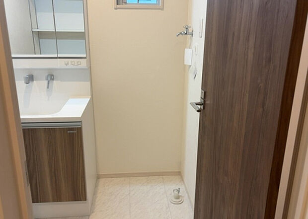 【ランドリースペース】ランドリースペースも気になります。洗濯機置場があり「洗う、干す、取り込む、アイロンがけ、たたむ」など、洗濯に関する家事をするための空間です。広さや収納など付帯設備も含めて、詳細は現地でご確認ください。