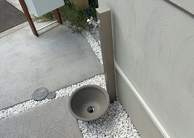 【外水栓】外水栓は、庭の水やりや洗車など、様々な用途に使える便利な設備です。ホースがしっかりと接続できるもの、水圧が安定しているものなど、使い勝手の良いものを選びましょう。また、凍結防止機能が付いているものなら、冬場でも安心して使用できます。