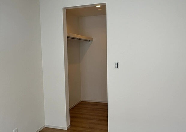 【ウォークインクローゼット】ウォークインクローゼットがあれば、クローゼット内でコーディネートが完成できますし、季節の変わり目に行う衣替えの手間も省けます。また、スーツケースなど大きいものもしまうことができ使い勝手がよいです。