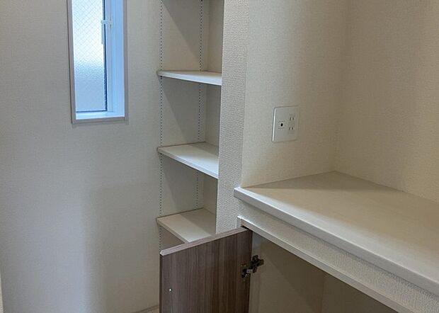 【キッチン床下収納】キッチン床下収納は、調理器具や食器などをスッキリと収納できる便利なスペースです。収納量が多いもの、引き出しがスムーズに開閉するものなど、使い勝手の良いものを選ぶことが大切です。また、湿気がこもりやすい場所なので、通気性の良いものを選ぶこともおすすめです。