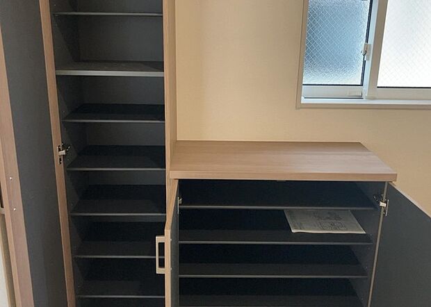 【玄関収納】玄関収納は、靴や傘、コートなどをスッキリと収納できるだけでなく、来客時に見せる顔となるため、家の顔とも言えます。収納量だけでなく、デザイン性も重視したいところです。ミラー付きの収納であれば、外出前の身だしなみチェックにも便利です。