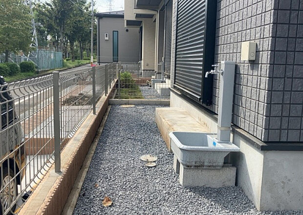 【庭】庭があることでガーデニングや家庭菜園はもちろん、こどもの遊び場やペットを放して遊ぶことができます。また、家の周囲に余裕があるということです。隣地との間があれば、十分な日当たりと、風通しが確保できます。