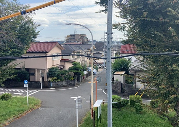 【物件からの展望】眺望を気にして物件を探す場合、前面に建物が建っていないか現地で確認しましょう！前面に建物があると景色はもちろん、日当たりや風通しにも影響が出てきます。住んだ時のことを想像しながら現地見学をしましょう。