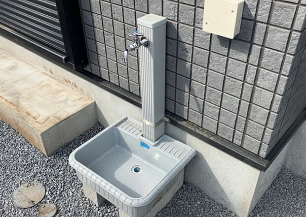 【その他設備】敷地内には、散水栓や立水栓があります。水道水を直接利用できるため、水を運ぶ手間を省くことが出来ます。大量の水を必要とする洗車作業や清掃などに役立ちます。その他設備とあわせて、現地でご確認ください。