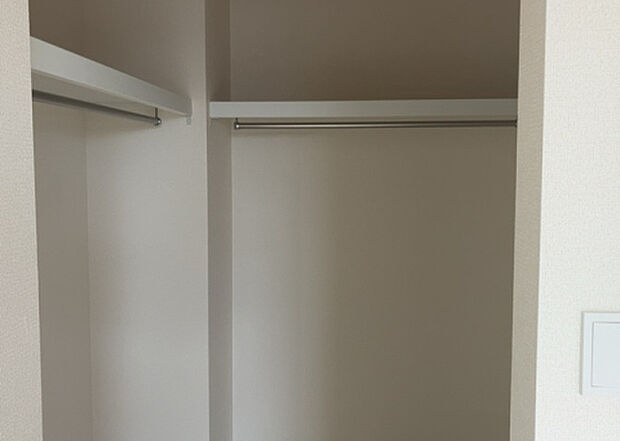 【ウォークインクローゼット】ウォークインクローゼットがあれば、クローゼット内でコーディネートが完成できますし、季節の変わり目に行う衣替えの手間も省けます。また、スーツケースなど大きいものもしまうことができ使い勝手がよいです。