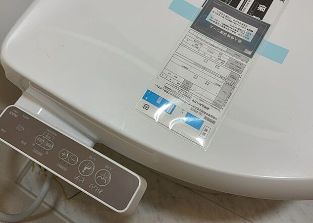 【ウォシュレット(リモコン)】ウォシュレットは、衛生面だけでなく、快適性も向上させる便利な設備です。洗浄機能の種類や水温調節機能など、様々な機能が付いたものが多くあります。リモコンも、操作が簡単で、使いやすいものを選びましょう。