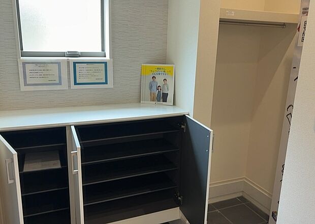 【玄関収納】玄関収納は、靴や傘、コートなどをスッキリと収納できるだけでなく、来客時に見せる顔となるため、家の顔とも言えます。収納量だけでなく、デザイン性も重視したいところです。ミラー付きの収納であれば、外出前の身だしなみチェックにも便利です。