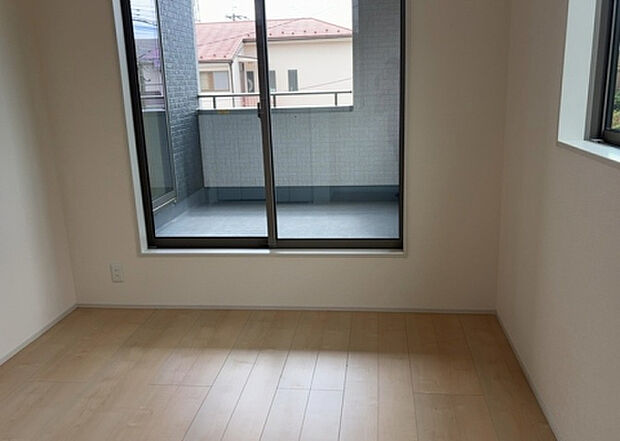 【洋室】洋室のメリットは重い家具が置きやすく、身の回りが整理しやすいことです。 床がフローリングのため畳とは異なり凹みにくいです。 クローゼットなど収納が豊富で、普段使わない旅行カバンや服の整頓も簡単にです。