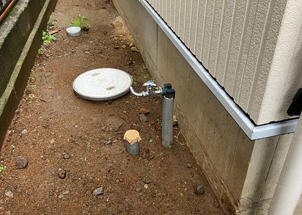 【その他設備】敷地内には、散水栓や立水栓があります。水道水を直接利用できるため、水を運ぶ手間を省くことが出来ます。大量の水を必要とする洗車作業や清掃などに役立ちます。その他設備とあわせて、現地でご確認ください。