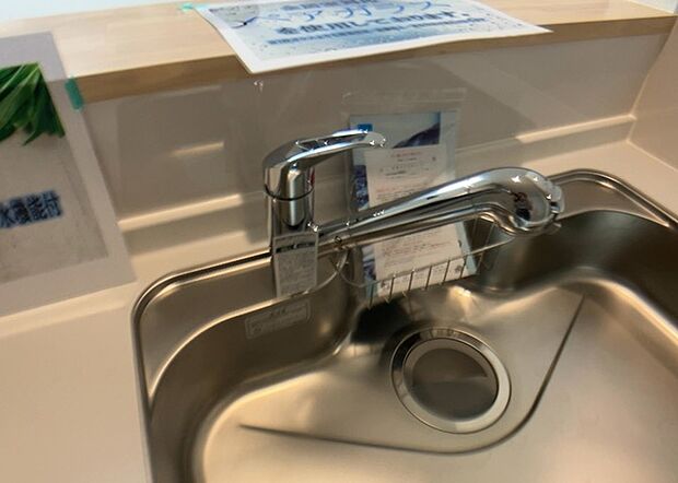 【キッチン水栓】キッチン水栓は、毎日必ず使うものだからこそ、使いやすさが重要です。シャワーヘッドの切り替えがスムーズか、吐水量が調節できるか、水しぶきが飛び散りにくい構造か、浄水機能が付いているかなど、日々の家事を快適にするための機能が数多くあります。また、デザインも多種多様なので、キッチン全体の雰囲気に合わせたものを選ぶことができます。