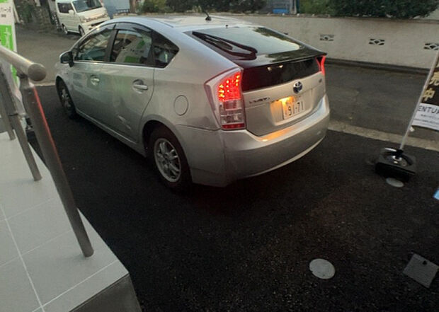 【駐車場】駐車場と明記されていても、最小スペースでつくられた駐車場だと大型車は駐車できなかったり、出入りしにくくなったりする可能性があります。お車のサイズと購入したい物件の駐車場のサイズを現地で確認しましょう。
