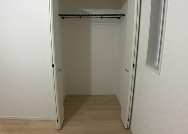 【ウォークインクローゼット】ウォークインクローゼットがあれば、クローゼット内でコーディネートが完成できますし、季節の変わり目に行う衣替えの手間も省けます。また、スーツケースなど大きいものもしまうことができ使い勝手がよいです。