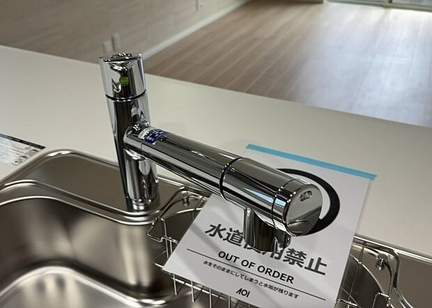 【キッチン水栓】キッチン水栓は、毎日必ず使うものだからこそ、使いやすさが重要です。シャワーヘッドの切り替えがスムーズか、吐水量が調節できるか、水しぶきが飛び散りにくい構造か、浄水機能が付いているかなど、日々の家事を快適にするための機能が数多くあります。また、デザインも多種多様なので、キッチン全体の雰囲気に合わせたものを選ぶことができます。