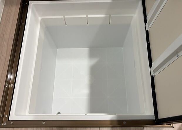 【キッチン床下収納】キッチン床下収納は、調理器具や食器などをスッキリと収納できる便利なスペースです。収納量が多いもの、引き出しがスムーズに開閉するものなど、使い勝手の良いものを選ぶことが大切です。また、湿気がこもりやすい場所なので、通気性の良いものを選ぶこともおすすめです。