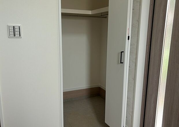 【玄関収納】玄関収納は、靴や傘、コートなどをスッキリと収納できるだけでなく、来客時に見せる顔となるため、家の顔とも言えます。収納量だけでなく、デザイン性も重視したいところです。ミラー付きの収納であれば、外出前の身だしなみチェックにも便利です。