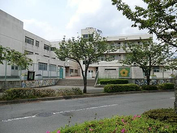 小山田南小学校(約827m)