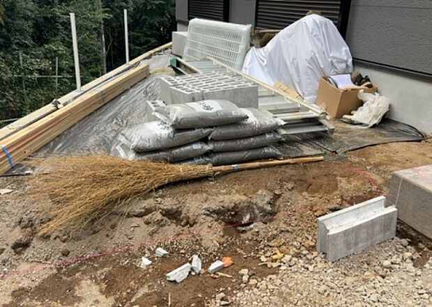 【庭】庭があることでガーデニングや家庭菜園はもちろん、こどもの遊び場やペットを放して遊ぶことができます。また、家の周囲に余裕があるということです。隣地との間があれば、十分な日当たりと、風通しが確保できます。