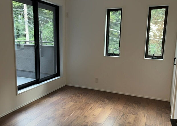 【洋室】洋室のメリットは重い家具が置きやすく、身の回りが整理しやすいことです。 床がフローリングのため畳とは異なり凹みにくいです。 クローゼットなど収納が豊富で、普段使わない旅行カバンや服の整頓も簡単にです。