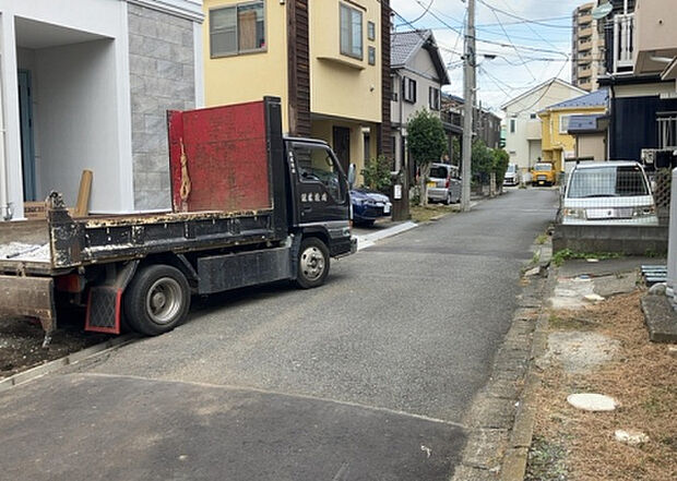 【前面道路含む現地写真_2】お持ちの車種によっては前面道路が広い方が便利でしょう。しかし、前面道路が広ければその分交通量が多くなるため、騒音などが気になる場合があります。実際に現地を見学し、周辺交通量や騒音などを確認しましょう！