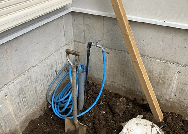 【その他設備】敷地内には、散水栓や立水栓があります。水道水を直接利用できるため、水を運ぶ手間を省くことが出来ます。大量の水を必要とする洗車作業や清掃などに役立ちます。その他設備とあわせて、現地でご確認ください。