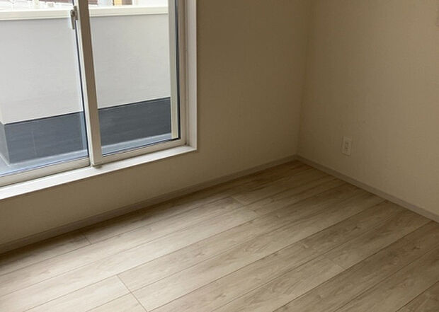 【洋室】洋室のメリットは重い家具が置きやすく、身の回りが整理しやすいことです。 床がフローリングのため畳とは異なり凹みにくいです。 クローゼットなど収納が豊富で、普段使わない旅行カバンや服の整頓も簡単にです。