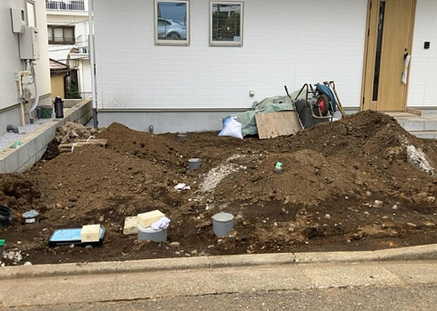 【駐車場】駐車場と明記されていても、最小スペースでつくられた駐車場だと大型車は駐車できなかったり、出入りしにくくなったりする可能性があります。お車のサイズと購入したい物件の駐車場のサイズを現地で確認しましょう。