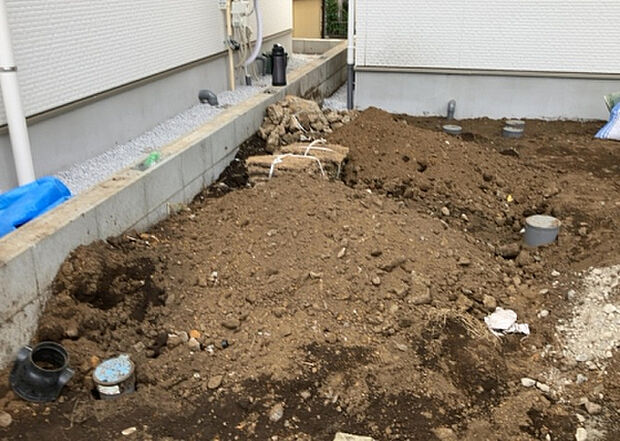 【その他設備】敷地内には、散水栓や立水栓があります。水道水を直接利用できるため、水を運ぶ手間を省くことが出来ます。大量の水を必要とする洗車作業や清掃などに役立ちます。その他設備とあわせて、現地でご確認ください。