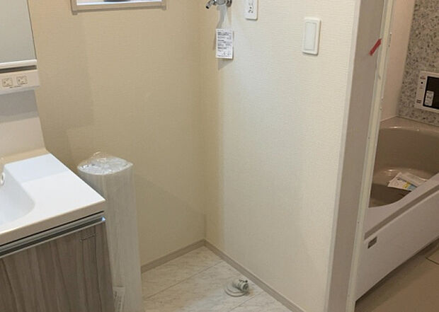 【ランドリースペース】ランドリースペースも気になります。洗濯機置場があり「洗う、干す、取り込む、アイロンがけ、たたむ」など、洗濯に関する家事をするための空間です。広さや収納など付帯設備も含めて、詳細は現地でご確認ください。