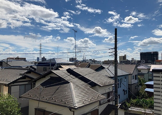 【物件からの展望】眺望を気にして物件を探す場合、前面に建物が建っていないか現地で確認しましょう!前面に建物があると景色はもちろん、日当たりや風通しにも影響が出てきます。住んだ時のことを想像しながら現地見学をしましょう。