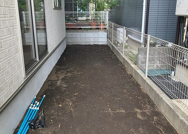 【庭】庭があることでガーデニングや家庭菜園はもちろん、こどもの遊び場やペットを放して遊ぶことができます。また、家の周囲に余裕があるということです。隣地との間があれば、十分な日当たりと、風通しが確保できます。