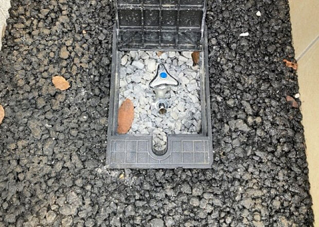 【その他設備】敷地内には、散水栓や立水栓があります。水道水を直接利用できるため、水を運ぶ手間を省くことが出来ます。大量の水を必要とする洗車作業や清掃などに役立ちます。その他設備とあわせて、現地でご確認ください。