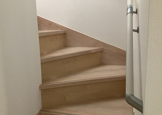 【内装】建物の上下階の通路である階段は、その位置によって動線や室内の印象が大きく左右されます。手摺にも重要な役割があり、転倒の防止・歩行や動作を円滑にして日常生活を支えることを主な目的として設置されています。