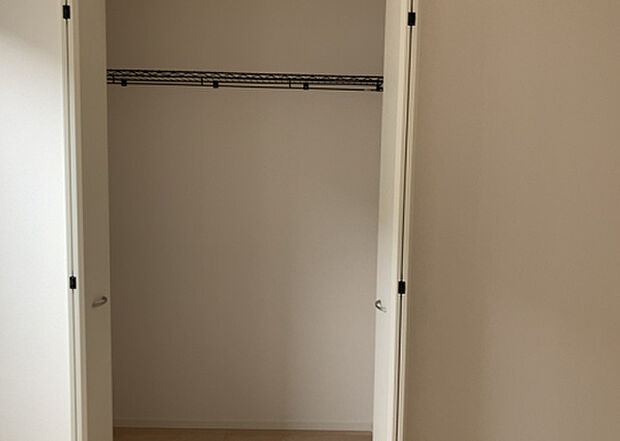 【ウォークインクローゼット】ウォークインクローゼットがあれば、クローゼット内でコーディネートが完成できますし、季節の変わり目に行う衣替えの手間も省けます。また、スーツケースなど大きいものもしまうことができ使い勝手がよいです。