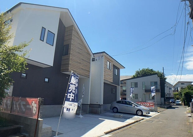 【前面道路含む現地写真_2】お持ちの車種によっては前面道路が広い方が便利でしょう。しかし、前面道路が広ければその分交通量が多くなるため、騒音などが気になる場合があります。実際に現地を見学し、周辺交通量や騒音などを確認しましょう!